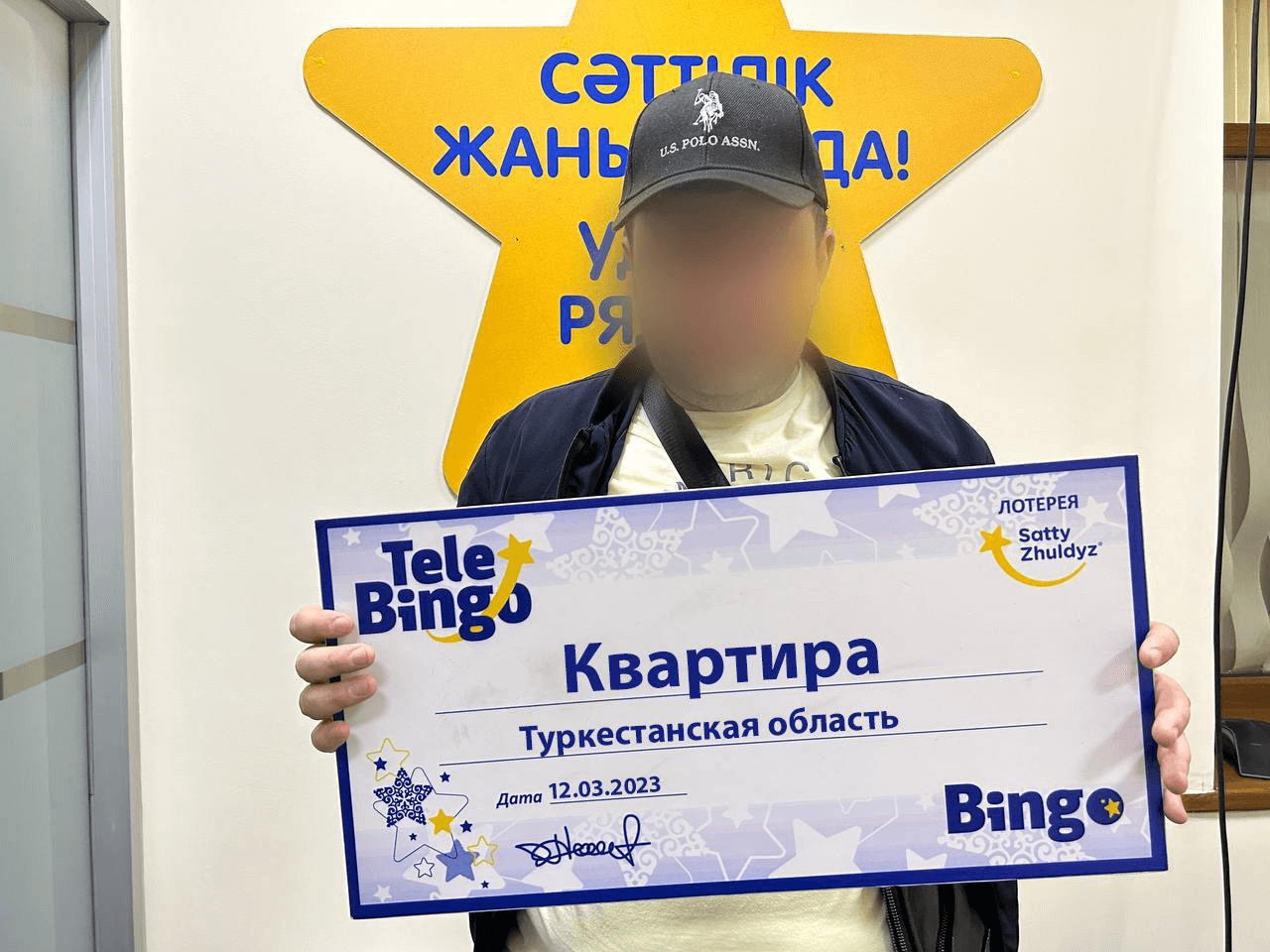 Әйел киска жалап жатқан бейнені береді